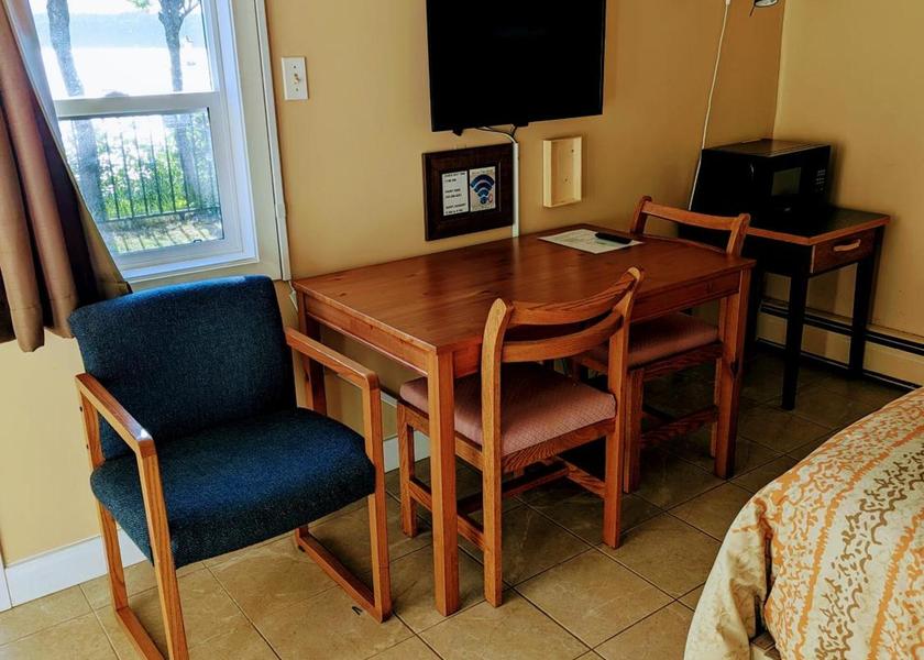 British Columbia Campbell River Oceanfront Budget Room 1 Queen Downstairs