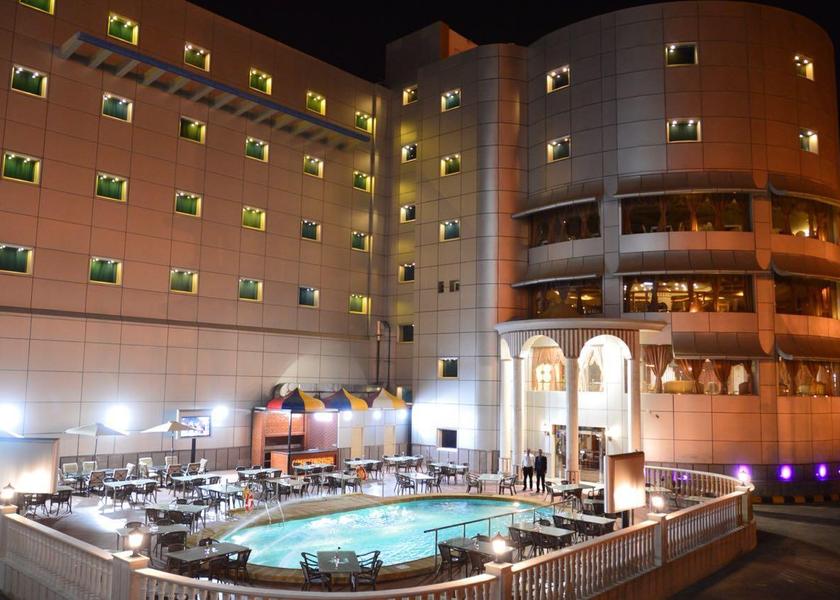 Swimming pool [outdoor]