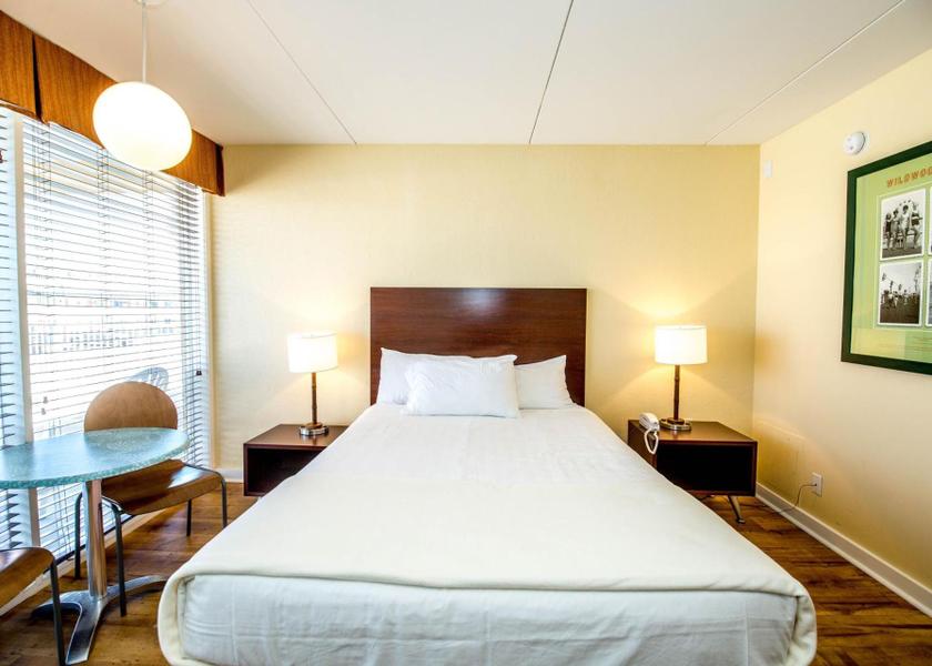 New Jersey Wildwood Petite Standard King Room- Pool View