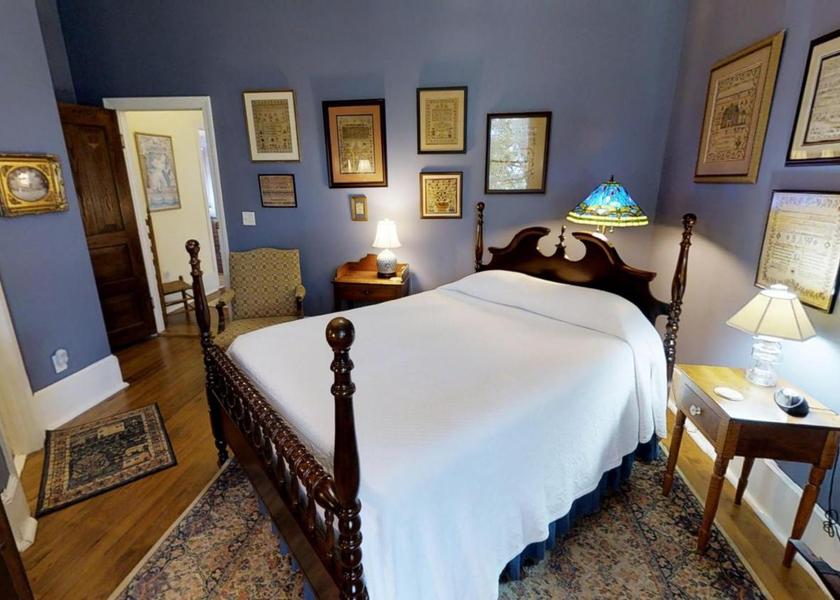 North Carolina New Bern Deluxe Queen Room