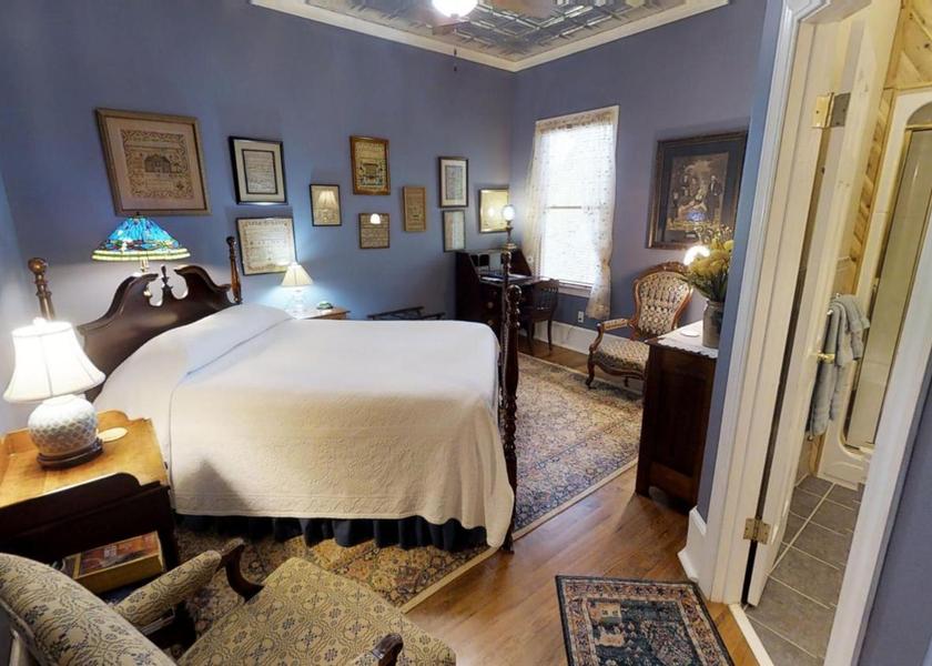 North Carolina New Bern Deluxe Queen Room