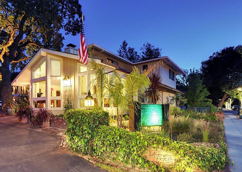 California Saratoga Exterior view