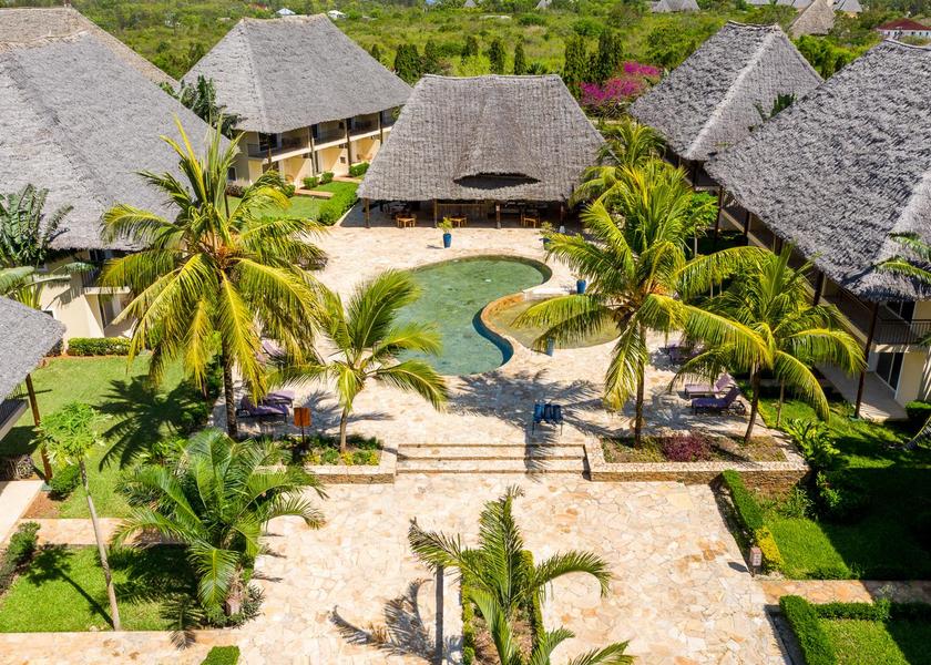 Swimming pool [outdoor]