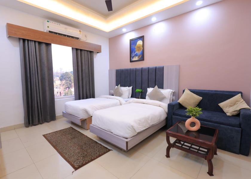 Uttarakhand Rishikesh Club Room