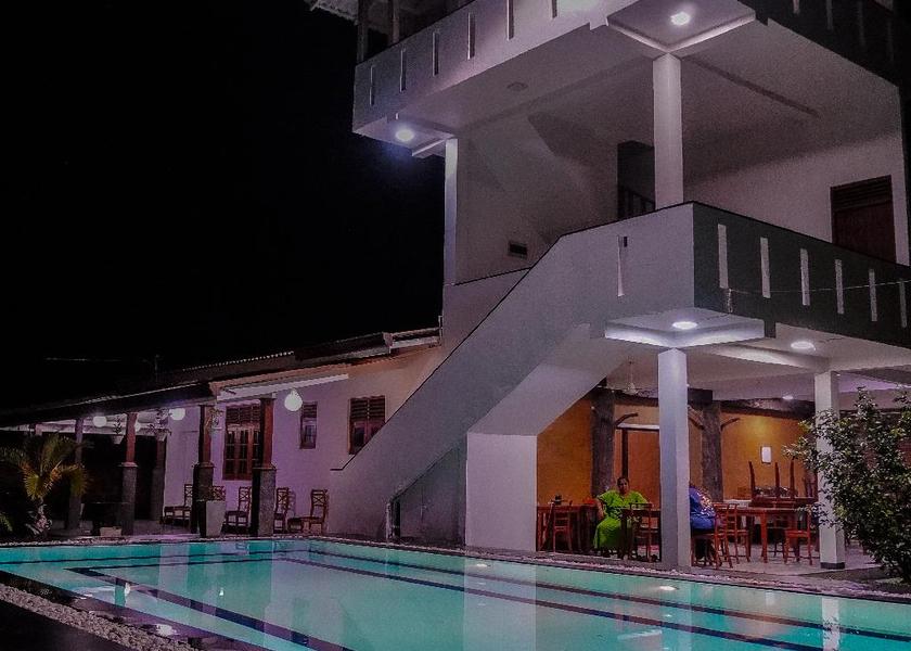 Swimming pool [outdoor]