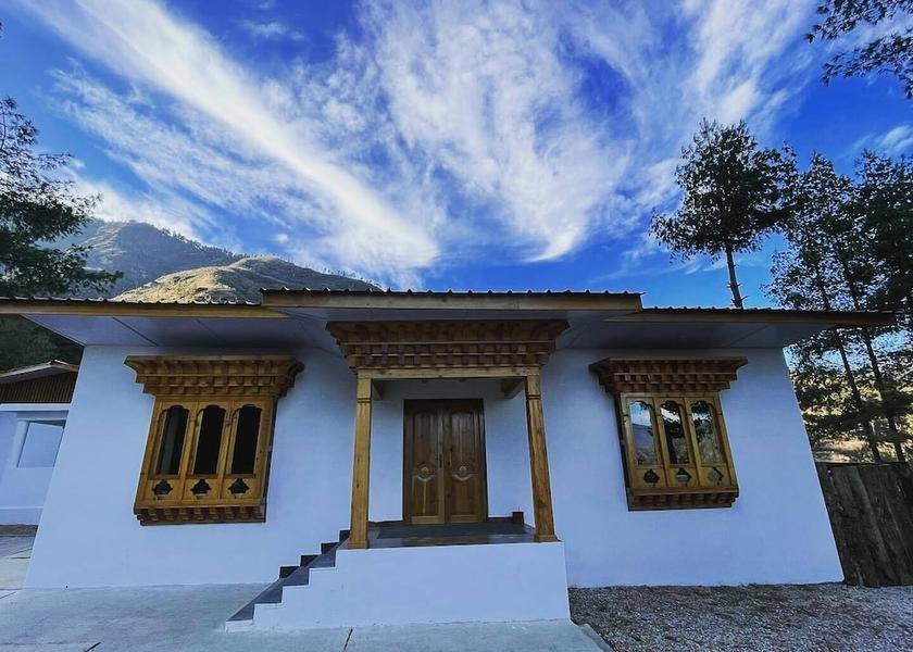 Paro Paro Front of property