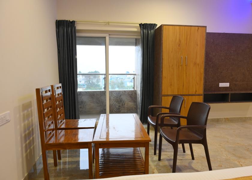 Tamil Nadu Vaniyambadi King Suite with Mountain View