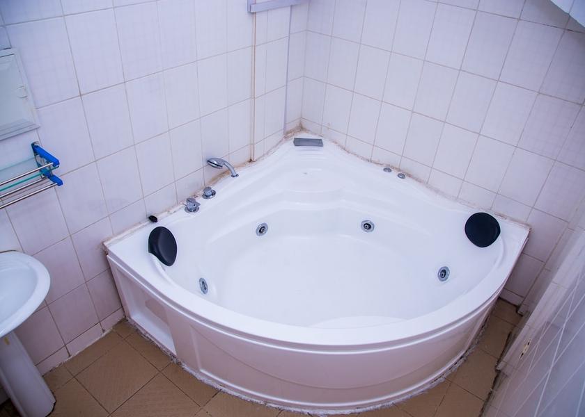 Brazzaville Brazzaville Deep soaking bathtub