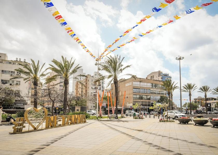 Central Netanya Street view