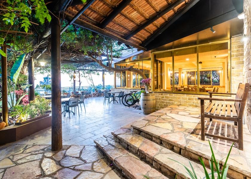 Haifa Zikhron Ya'aqov Front of property - evening/night