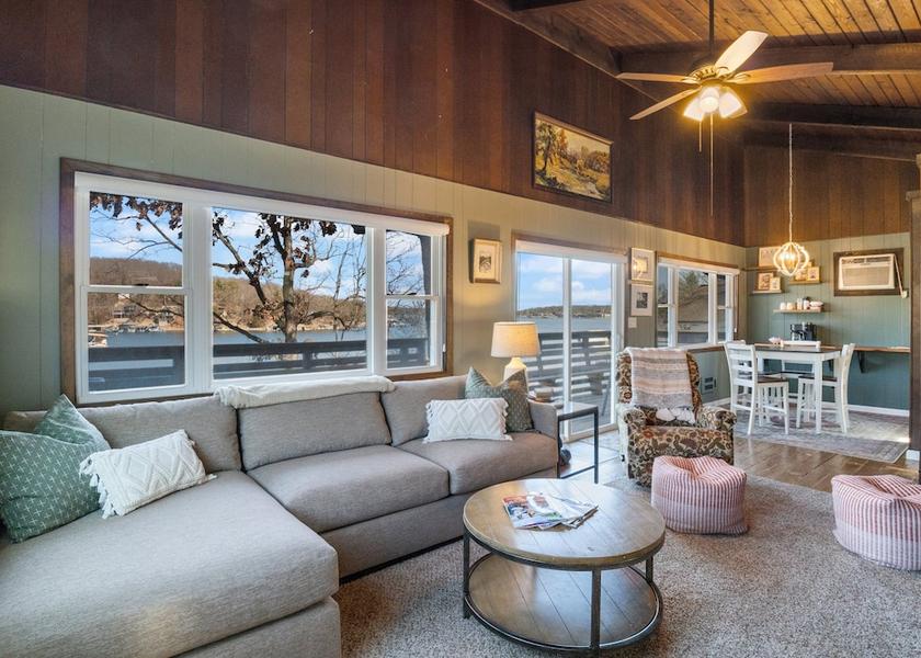 Missouri Sunrise Beach Living area