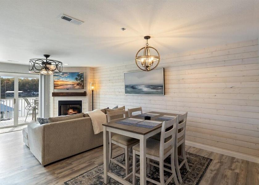 Missouri Sunrise Beach Living area