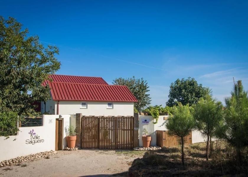 Guarda Seia Front of property