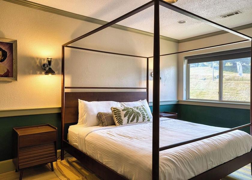 New Hampshire Newbury Room
