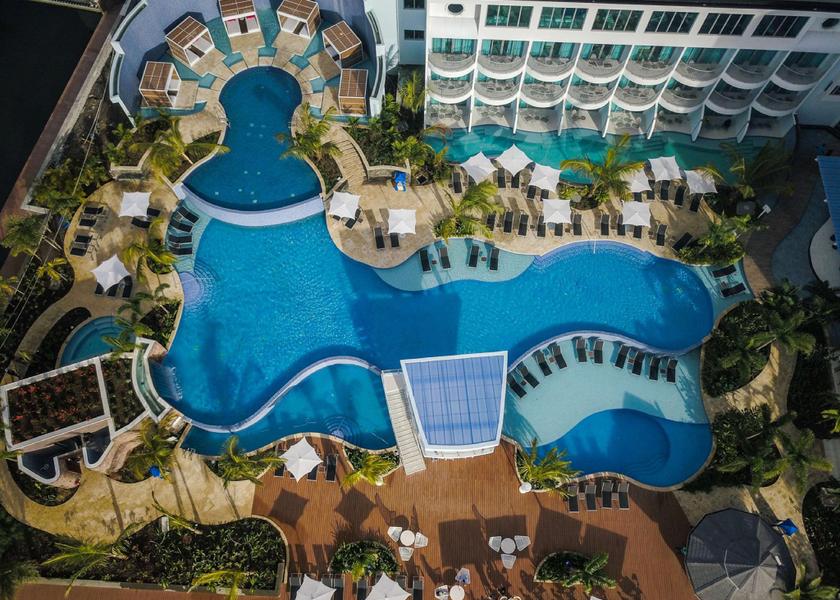 Swimming pool [outdoor]