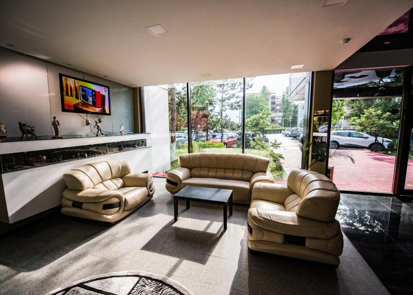 Shared lounge/TV area