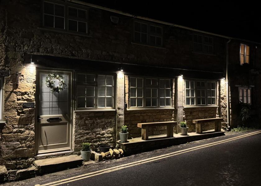 England Burford Exterior view