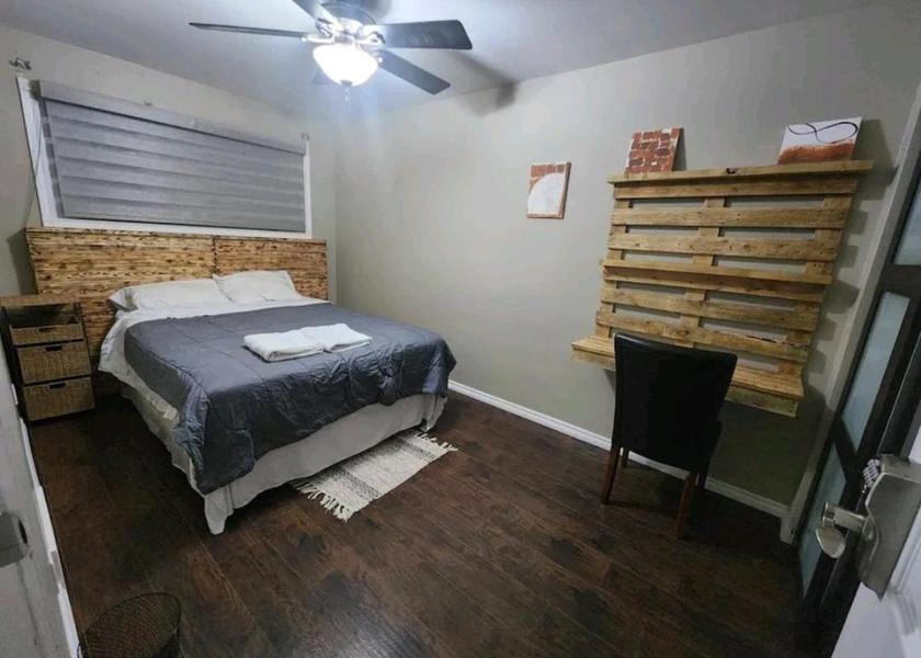 Saskatchewan Regina Queen Room with Shared Bathroom