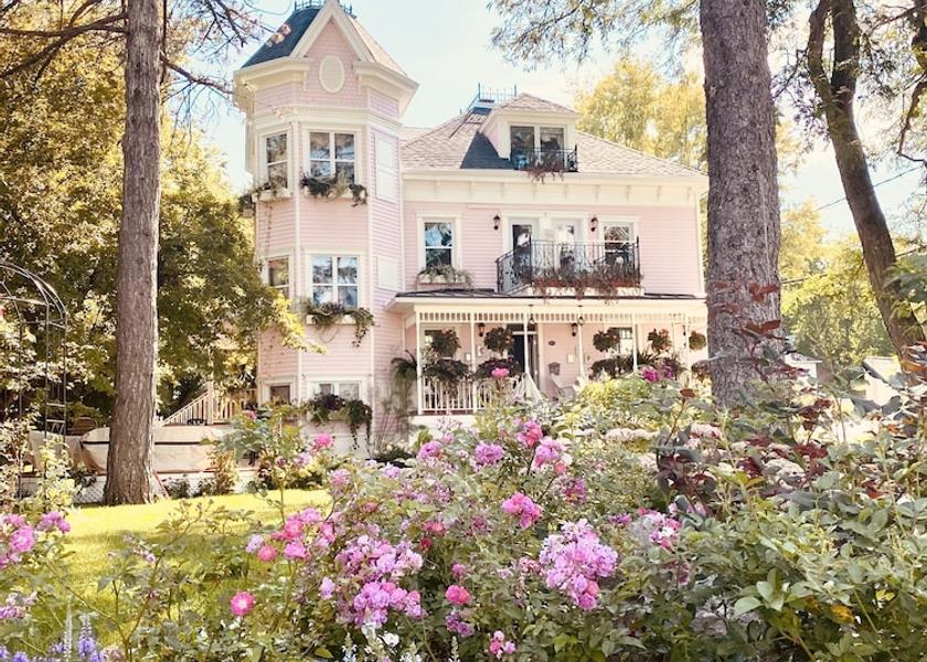 Quebec Hudson Exterior