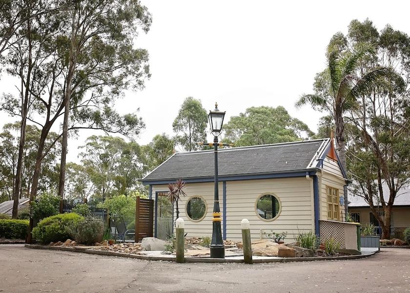Victoria Lakes Entrance Exterior