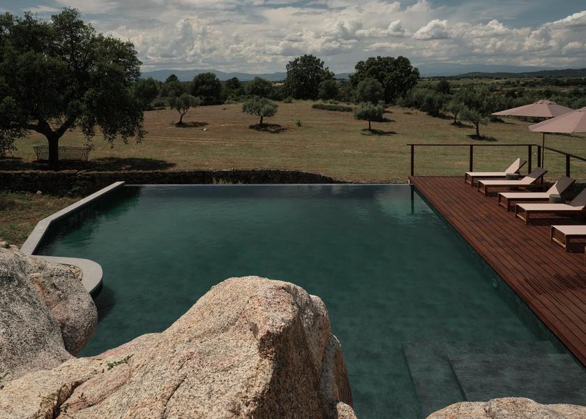 Swimming pool [outdoor]