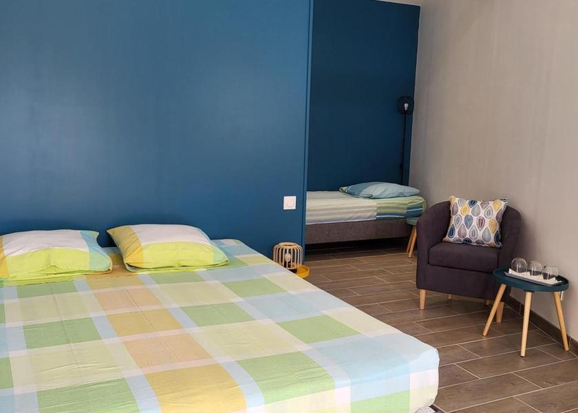 Occitanie Duravel Triple Room with Private Bathroom