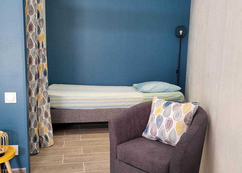 Occitanie Duravel Triple Room with Private Bathroom