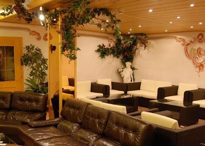 Shared lounge/TV area