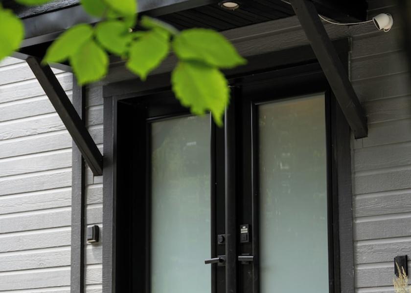 Quebec Val-des-Lacs Property entrance