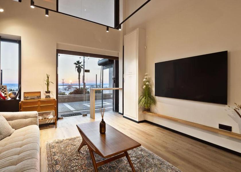 Shared lounge/TV area