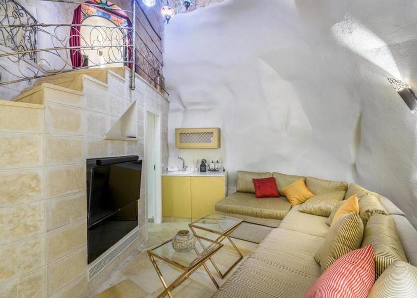 Shared lounge/TV area