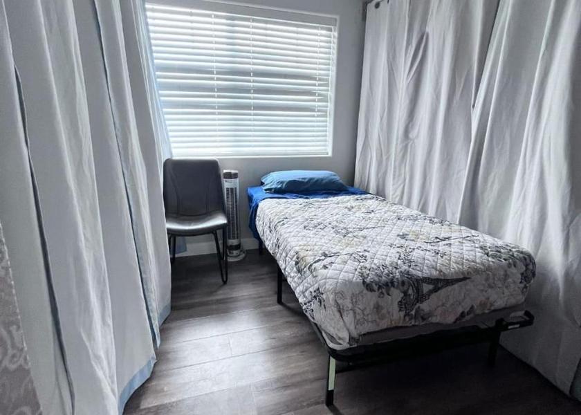 California Westminster Single Bed in Mixed Dormitory Room