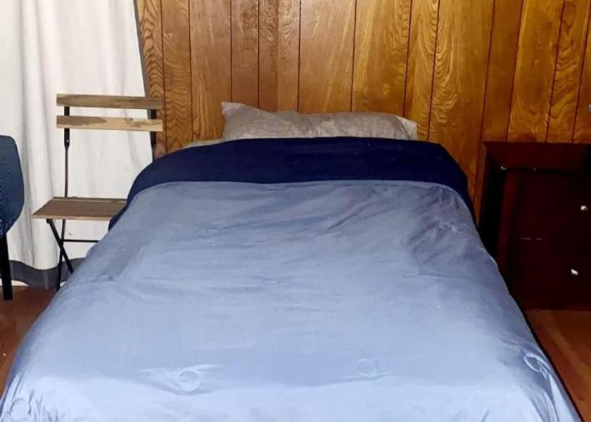 California Westminster Single Bed in Mixed Dormitory Room