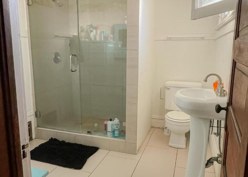 California Westminster Queen Room with Shared Bathroom