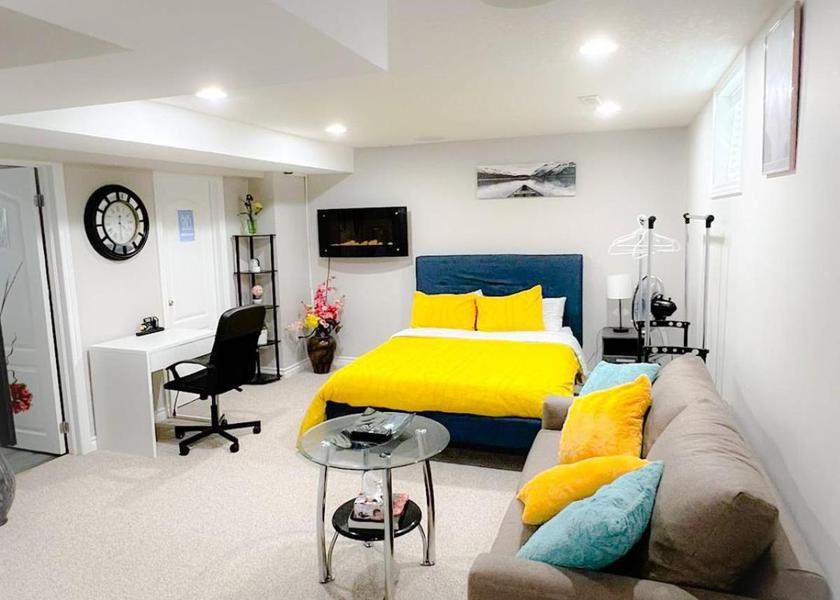 Ontario London Double Room with Private Bathroom