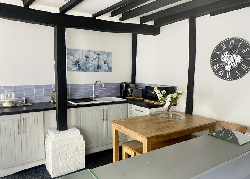 England Haywards Heath Studio-Superior-Private Bathroom-Street View-Mulberry