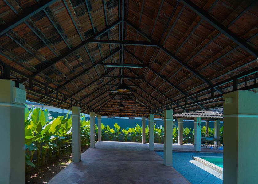 Swimming pool [outdoor]