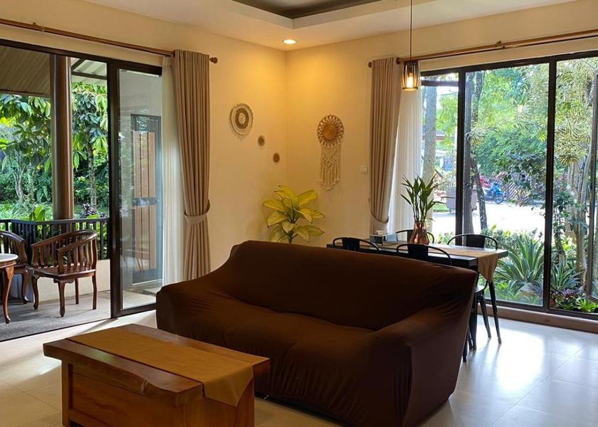 Shared lounge/TV area