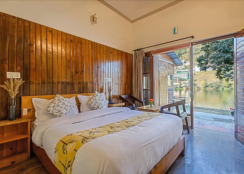 Uttarakhand Bhimtal Standard room with lake view