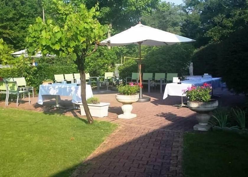 Nouvelle-Aquitaine Le Pian-Medoc Garden