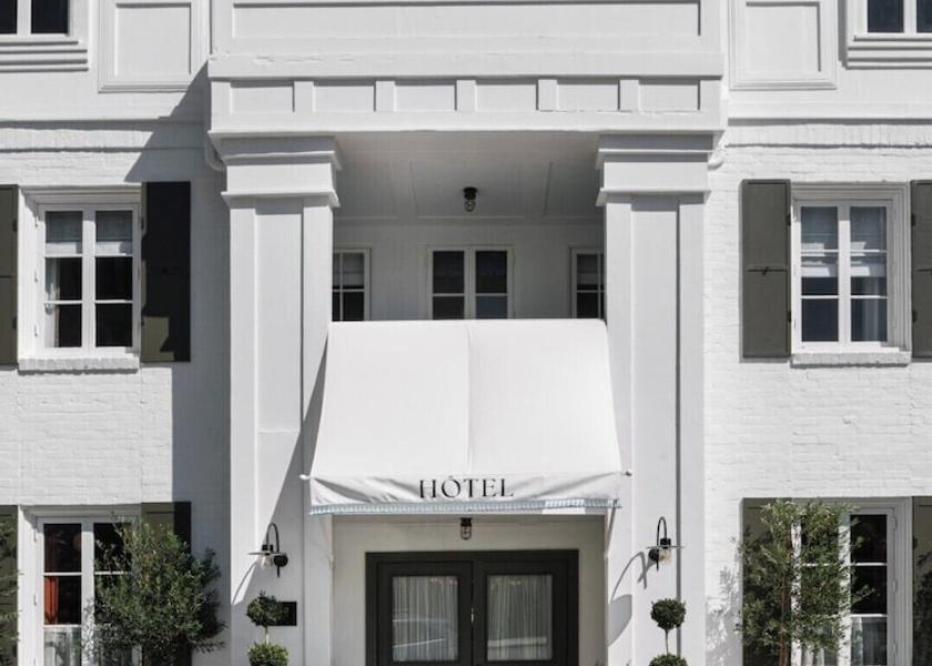 California Beverly Hills Front of property
