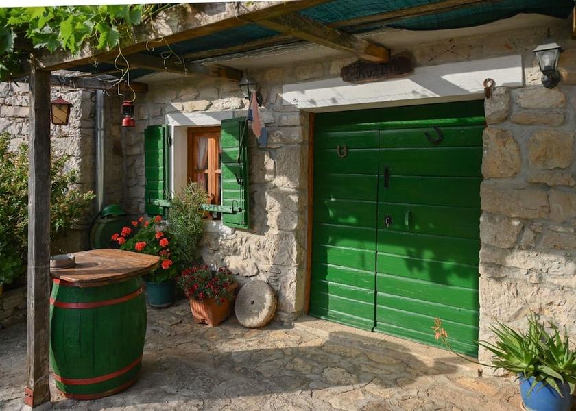 Sibenik-Knin Pirovac Courtyard