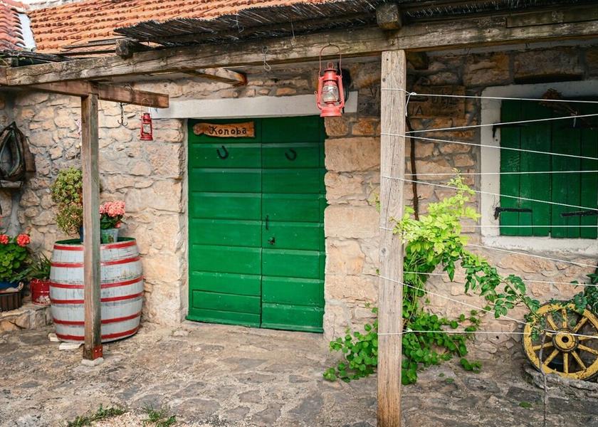 Sibenik-Knin Pirovac Courtyard