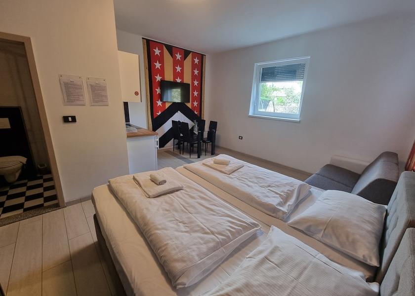  Izola Room