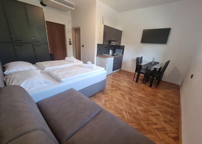  Izola Room
