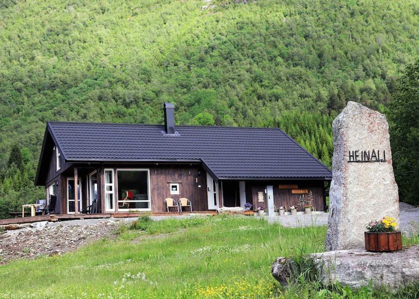 Møre og Romsdal Rauma Front of property