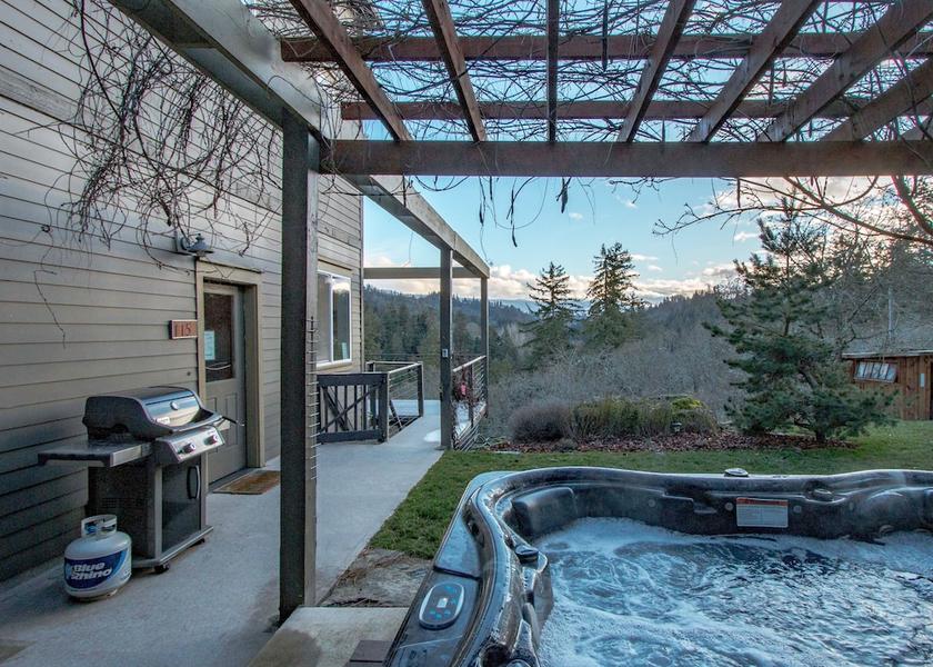 Oregon Hood River Outdoor spa tub