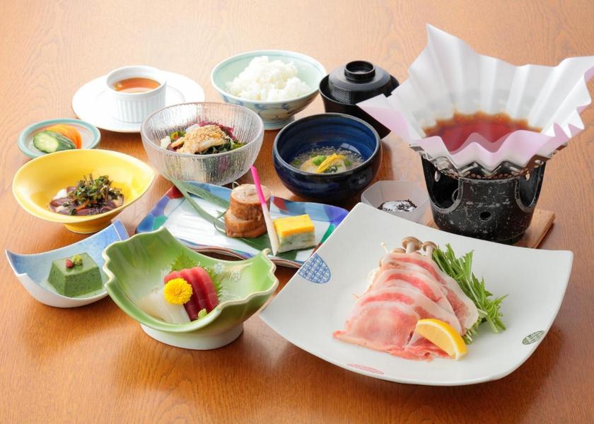Mie Kuwana Food and beverages