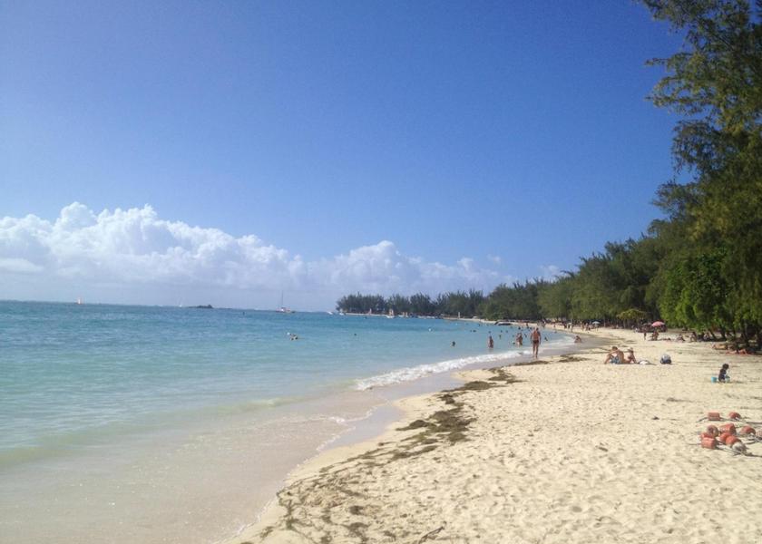  Mont Choisy Beach