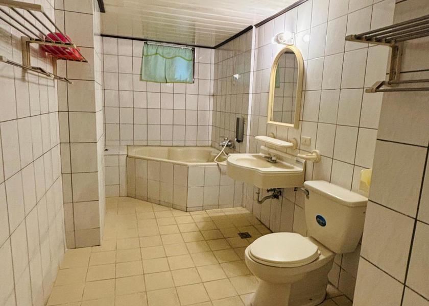 Zhejiang Lishui Family Room with Bath